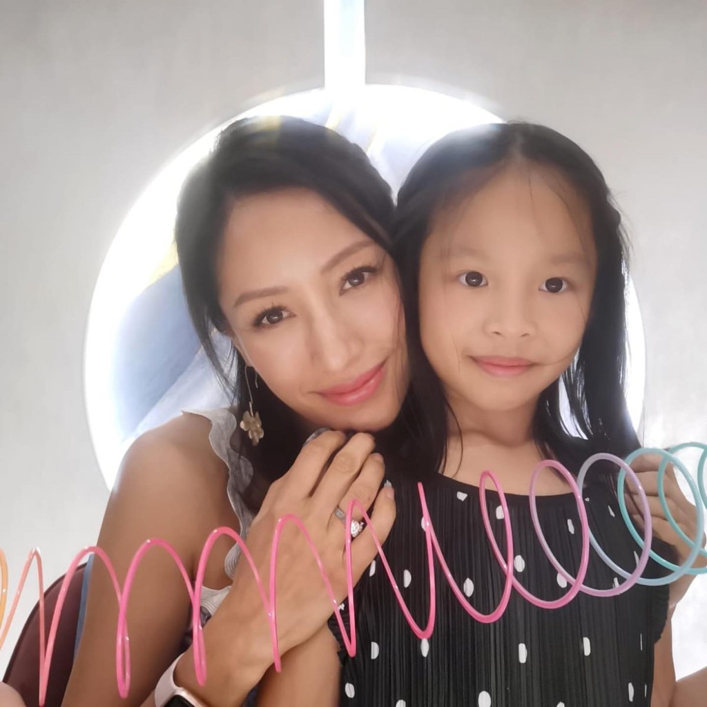 翁容越大越似媽咪。