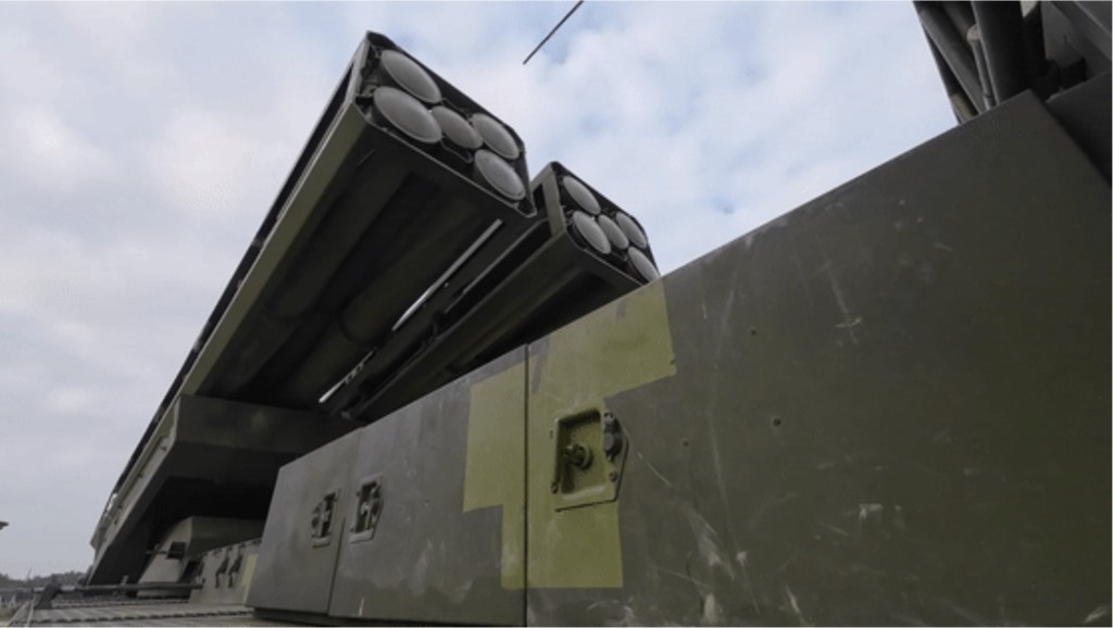 东部战区「联合利剑」环台演习，陆军新型箱式远程火箭炮。