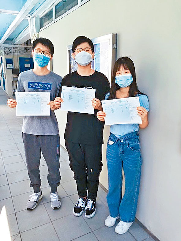 學習動力曾受新冠疫情影響的李松平（中），痛定思痛重考，兩年合併考獲六科二十七分佳績。