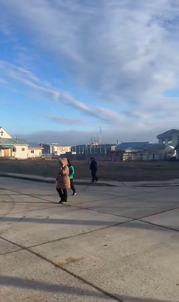 智利威廉姆斯港民眾在海嘯警報聲中走向高處。X@DisastersAndI