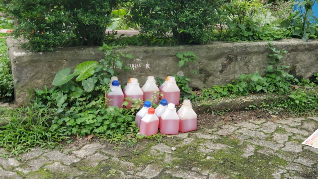 荃錦燒烤區及扶輪燒烤場停車場發現13樽除草劑。