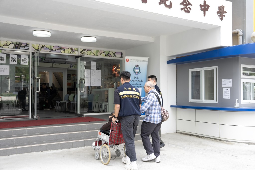 入境處將居民由將軍澳送回各臨時庇護中心。 入境處將居民由將軍澳送回各臨時庇護中心。