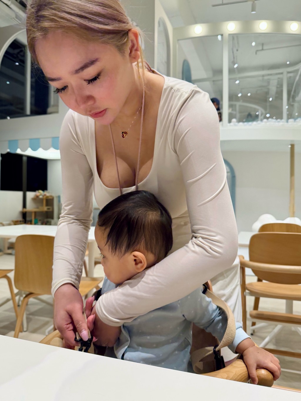 程美段與囝囝的照片,震撼網民視覺。 程美段與囝囝的照片,震撼網民視覺。