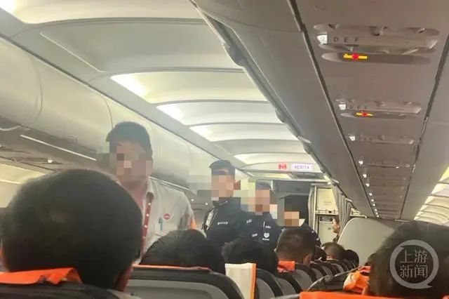 香港机场人员上飞机调查。