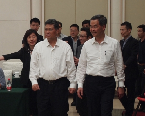 馬興瑞（左）以梁（全國政協）副主席稱呼特首梁振英。