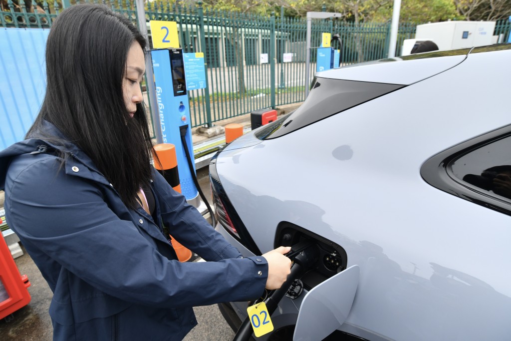 兩位「粵車南下」車主訪港即場使用。