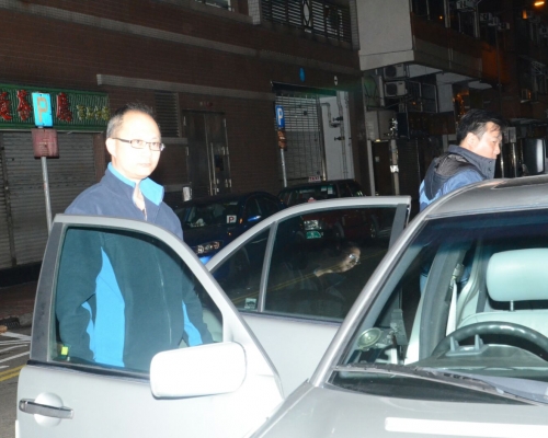 左邊尾門車窗被「扑碎」,兩個放於後座的「急救袋」,其中一個竟然失去蹤影。