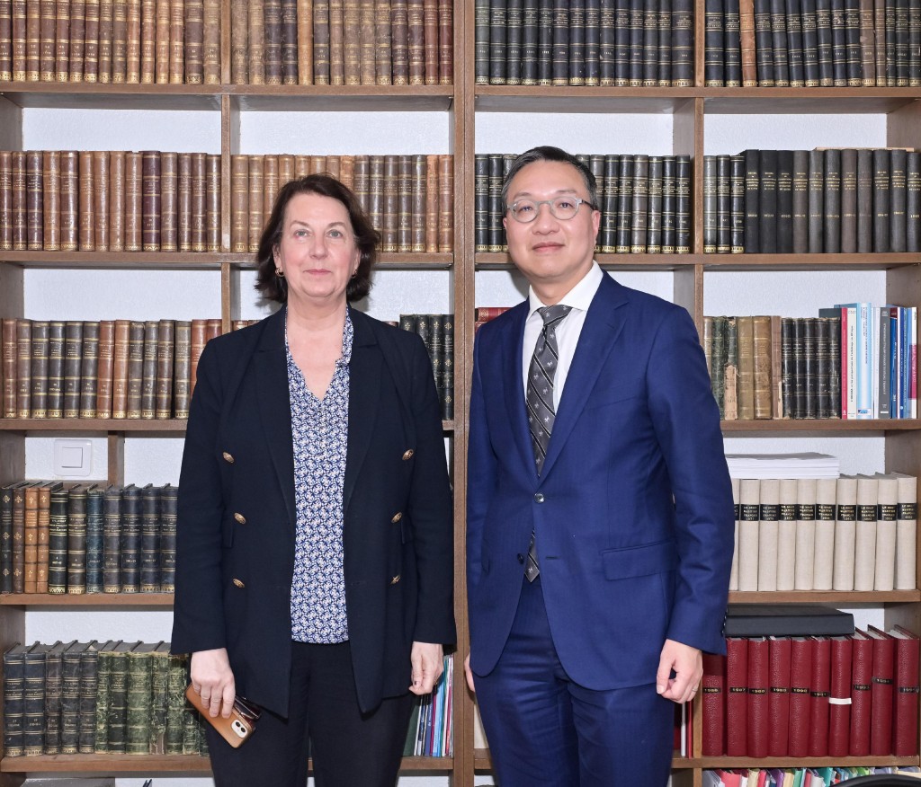 林定國(右)與巴黎海事仲裁院秘書長Pascale Mesnil(左)在會面後合照。政府新聞處 林定國(右)與巴黎海事仲裁院秘書長Pascale Mesnil(左)在會面後合照。政府新聞處