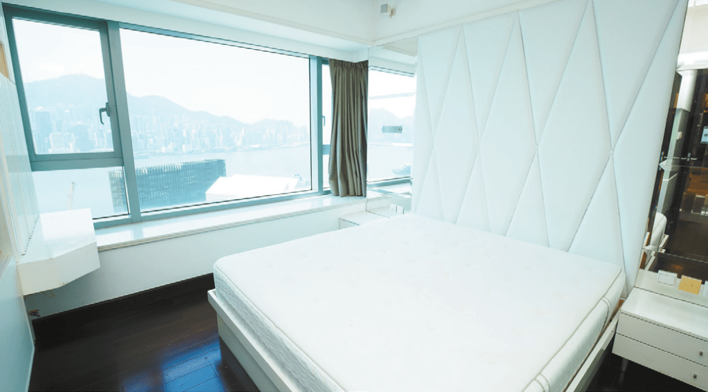 图中睡房以洁白色为主调，营造空间感。
