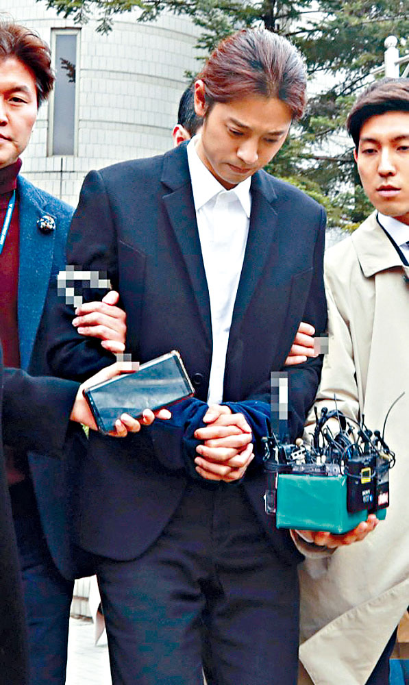 鄭俊英涉偷拍性愛片傳閱及迷姦案,最終要入獄5年。