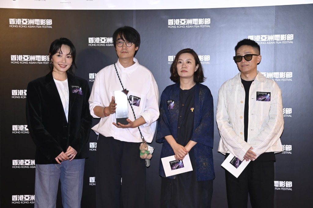 第22屆《香港亞洲電影節HKAFF》「亞洲新導演獎」由蔡思韵(左)、電影節策展人文晟炅(右二),及電影監製單佐龍(右)擔任評審,最後中國電影《翠湖》導演卞灼(左二)獲獎。 第22屆《香港亞洲電影節HKAFF》「亞洲新導演獎」由蔡思韵(左)、電影節策展人文晟炅(右二),及電影監製單佐龍(右)擔任評審,最後中國電影《翠湖》導演卞灼(左二)獲獎。