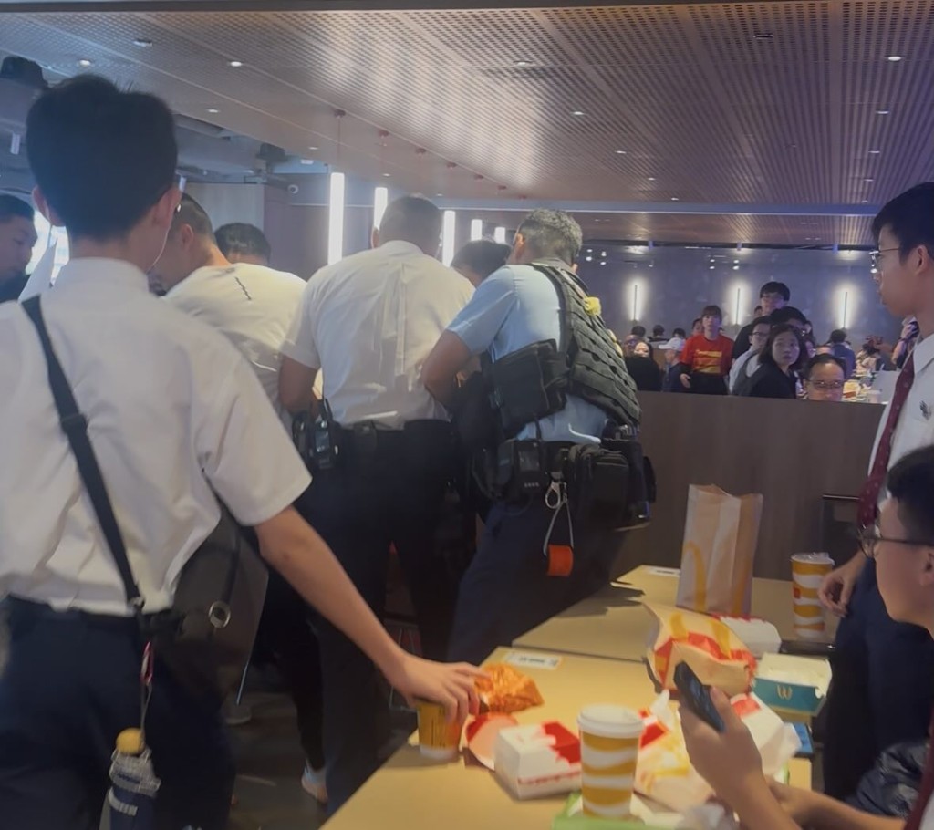 警到場截獲,大批食客圍觀。Threads:ctb_route.41a(YOUTUBE:HKtranschola) 警到場截獲,大批食客圍觀。Threads:ctb_route.41a(YOUTUBE:HKtranschola)