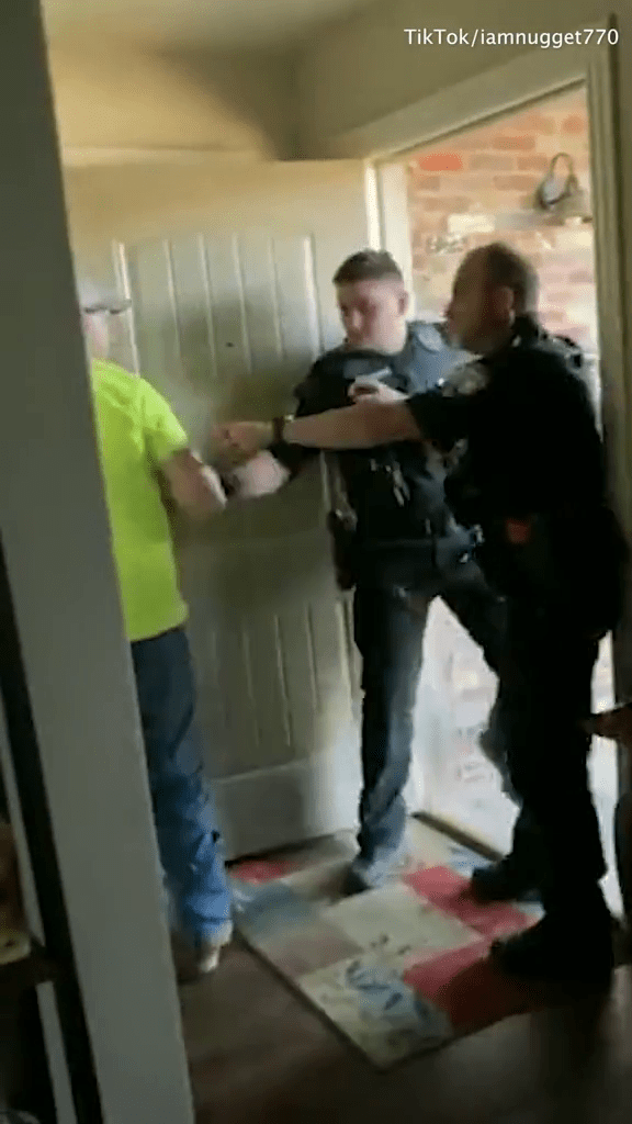 两名警员闯入屋，企图制服谢兰。