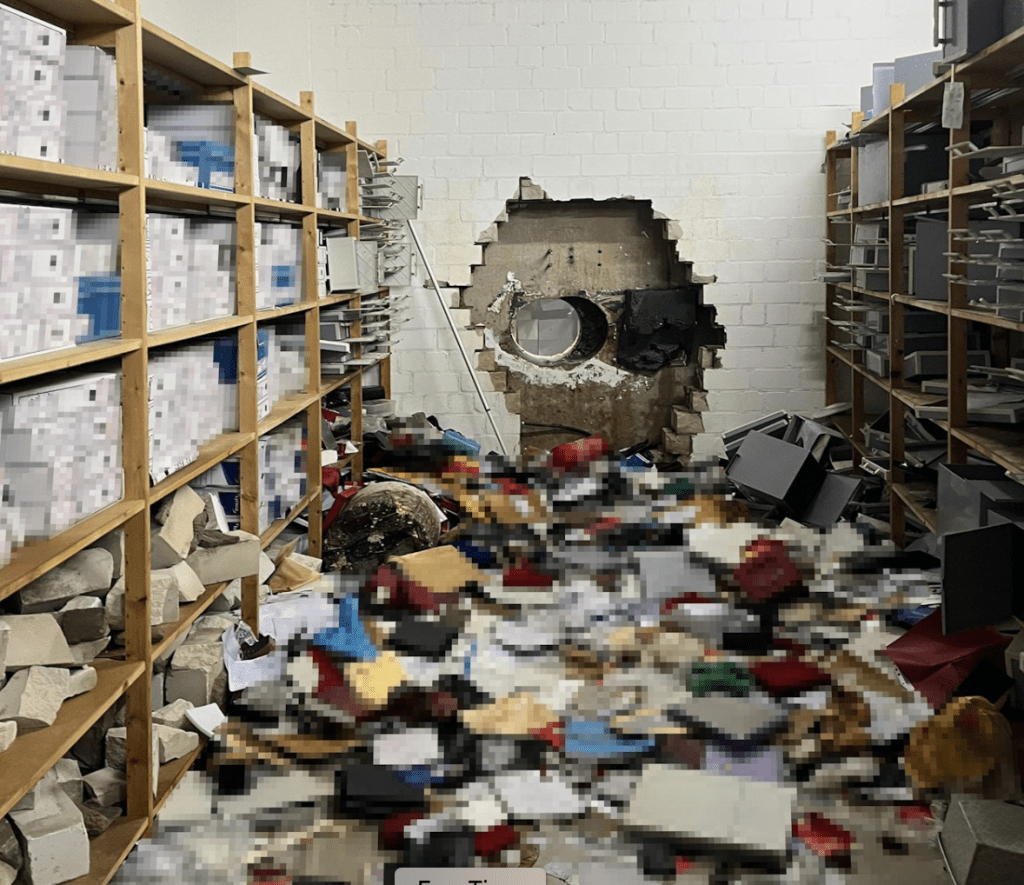 德匪趁圣诞假期钻墙劫银行 掠数千保险箱共2.7亿财物。德国警方图片