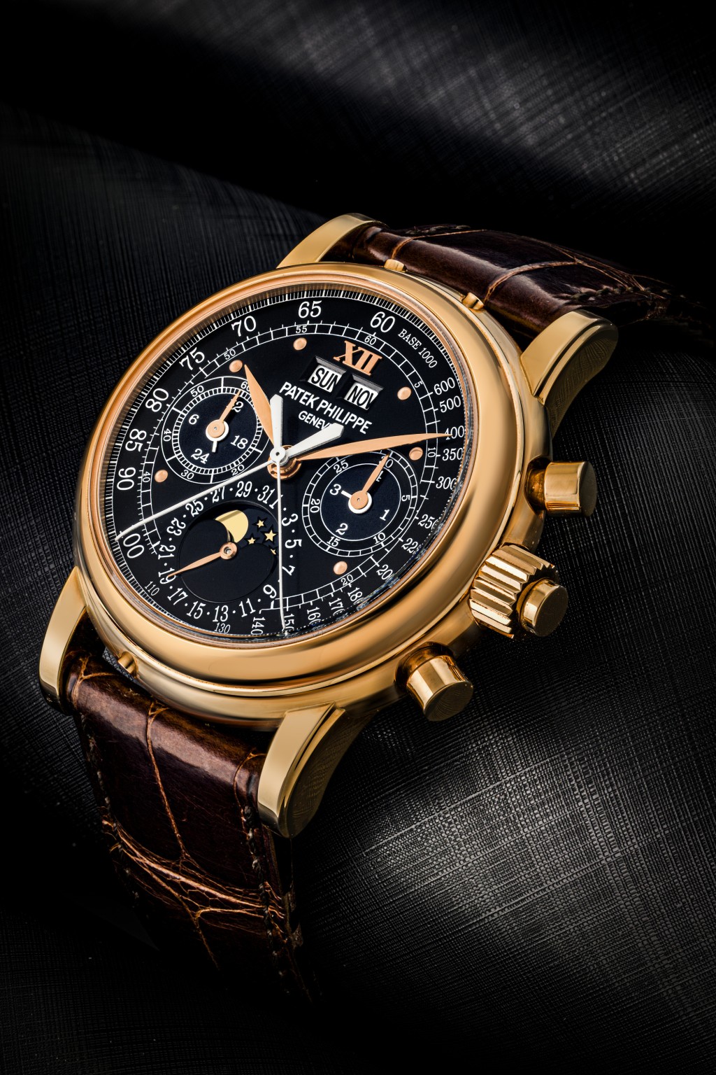 百達翡麗18K紅金萬年曆追針計時腕錶，配月相、24小時及閏年顯示，配黑色錶盤、測速器度標及羅馬數字，型號5004R-024，約2009年製。估價4,000,000 – 8,000,000港元。