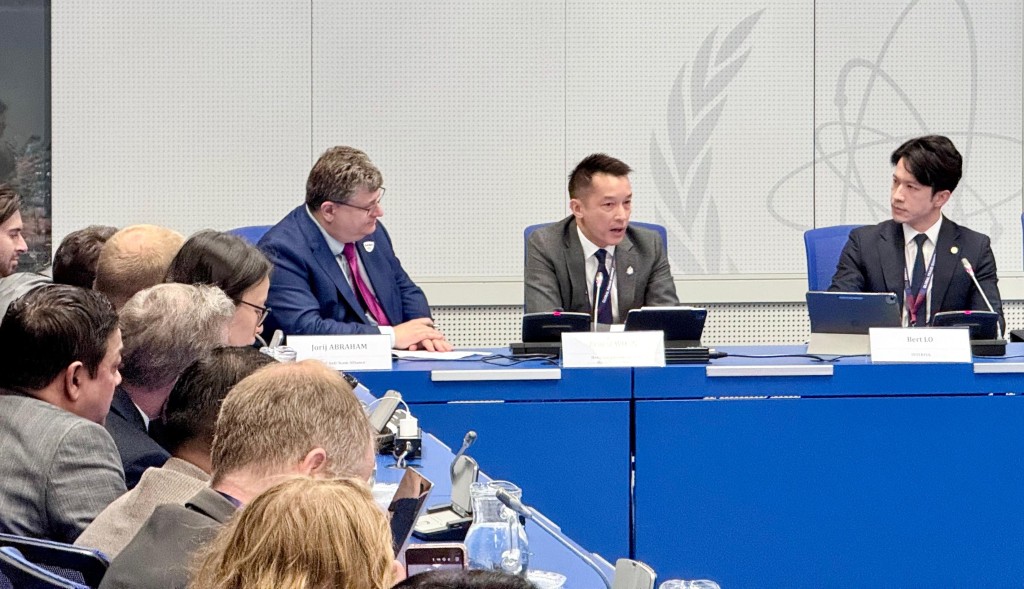 商业罪案调查科总警司黄震宇（中）在峰会的一个座谈会上分享警方建立反诈骗协调中心的成功经验。