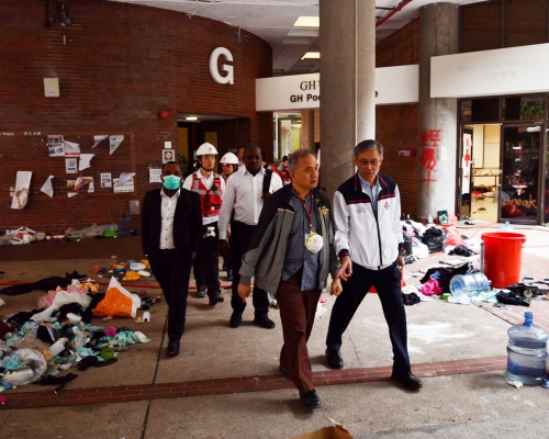 理大教職員及救援人員等人進入理大。