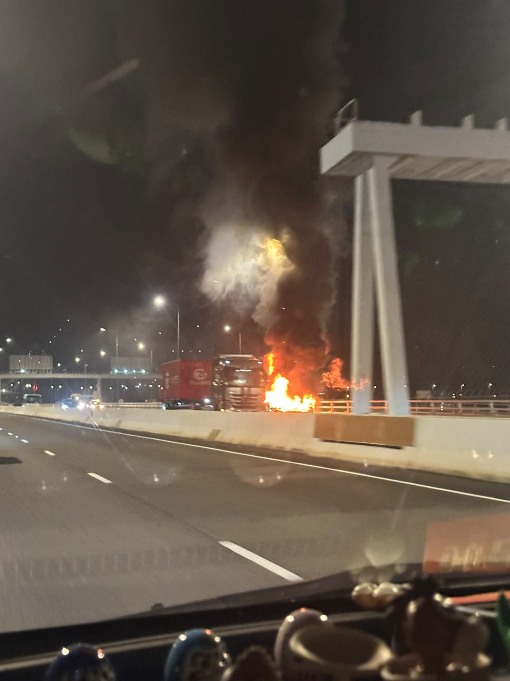 一輛平治私家車在橋面起火,冒出濃煙。網上圖片 一輛平治私家車在橋面起火,冒出濃煙。網上圖片