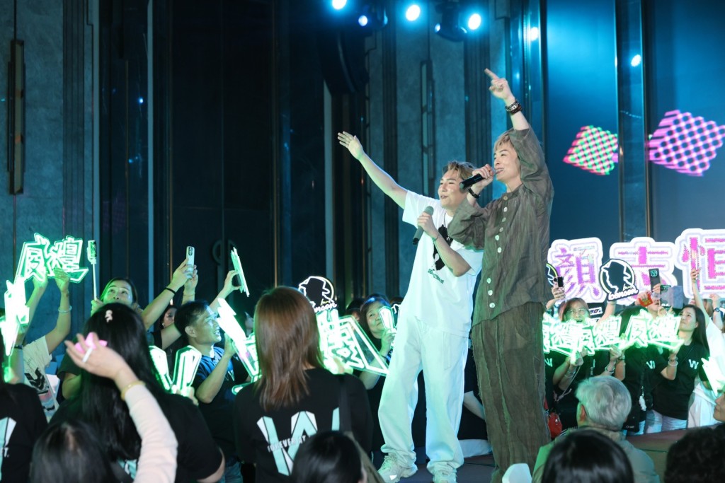 劉威煌(白衫)、顏志恒身體力行鼓勵做義工。 劉威煌(白衫)、顏志恒身體力行鼓勵做義工。