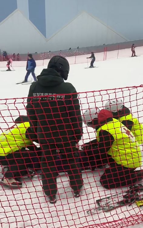不少網民也反映前海華發冰雪世界雪道雪層不足或冰太多，容易受傷。小紅書＠深圳華發陳教練