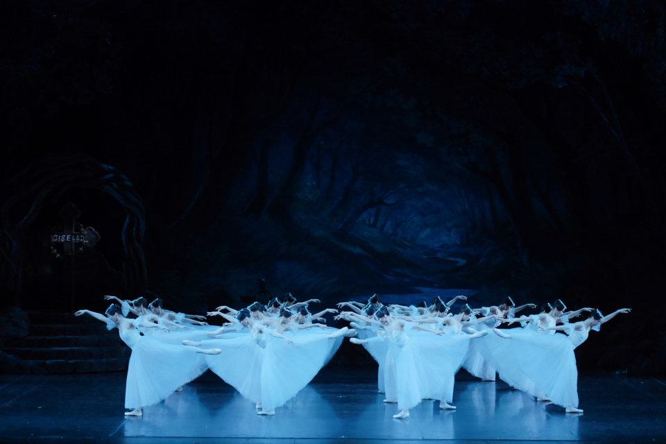 芭蕾舞劇《吉賽爾》是芭蕾浪漫主義時期巔峯之作，有着「芭蕾之冠」的美譽，成為充滿傳奇色彩的愛情悲劇。