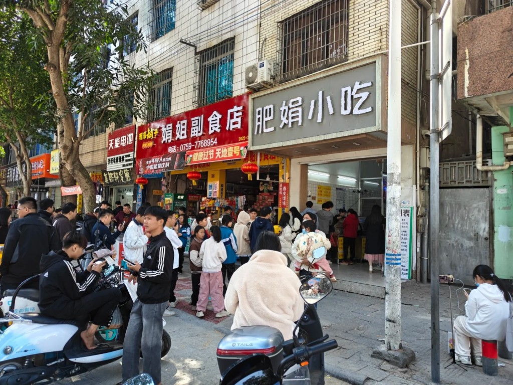 「肥娟」開店「收留小學生」讓她網上人氣急升。大象文娛 「肥娟」開店「收留小學生」讓她網上人氣急升。大象文娛