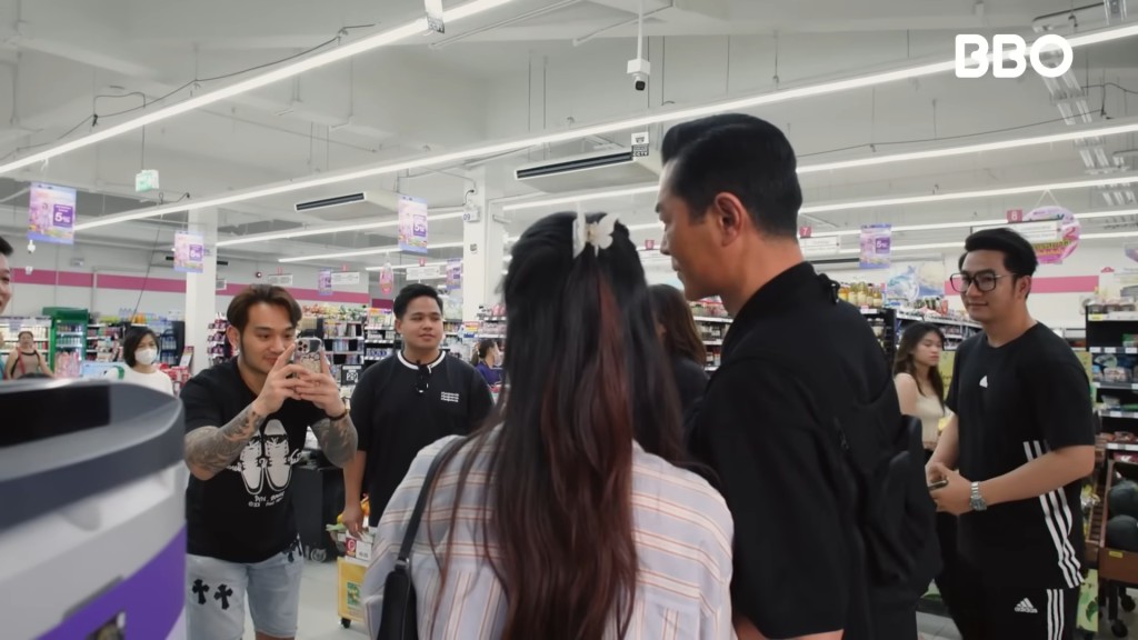 古天樂在超市內被不少顧客認出，他亦停步親民跟他們合照。
