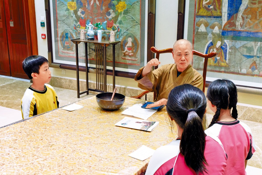 香港普通話研習社科技創意小學的學生訪問淨因大和尚。 香港普通話研習社科技創意小學的學生訪問淨因大和尚。