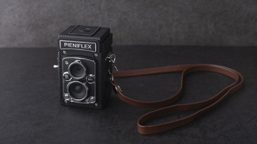 Kenko Pieniflex M造型致敬雙鏡反光相機古董Rolleiflex,但實際只設有一個鏡頭。 Kenko Pieniflex M造型致敬雙鏡反光相機古董Rolleiflex,但實際只設有一個鏡頭。