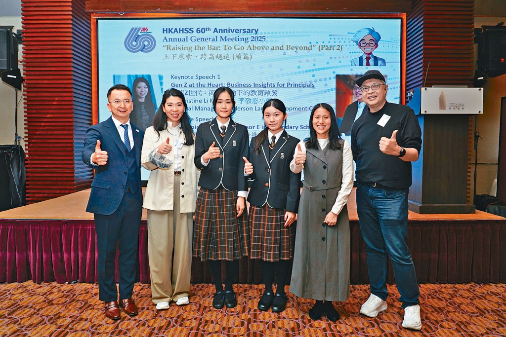 黃岳永（右一）表示，「Professor E」目前已有5間大學應用。連鎮邦（左一）表示，今年推出「Buddy-Prof E」計劃，擬將該平台拓展至中學階段。