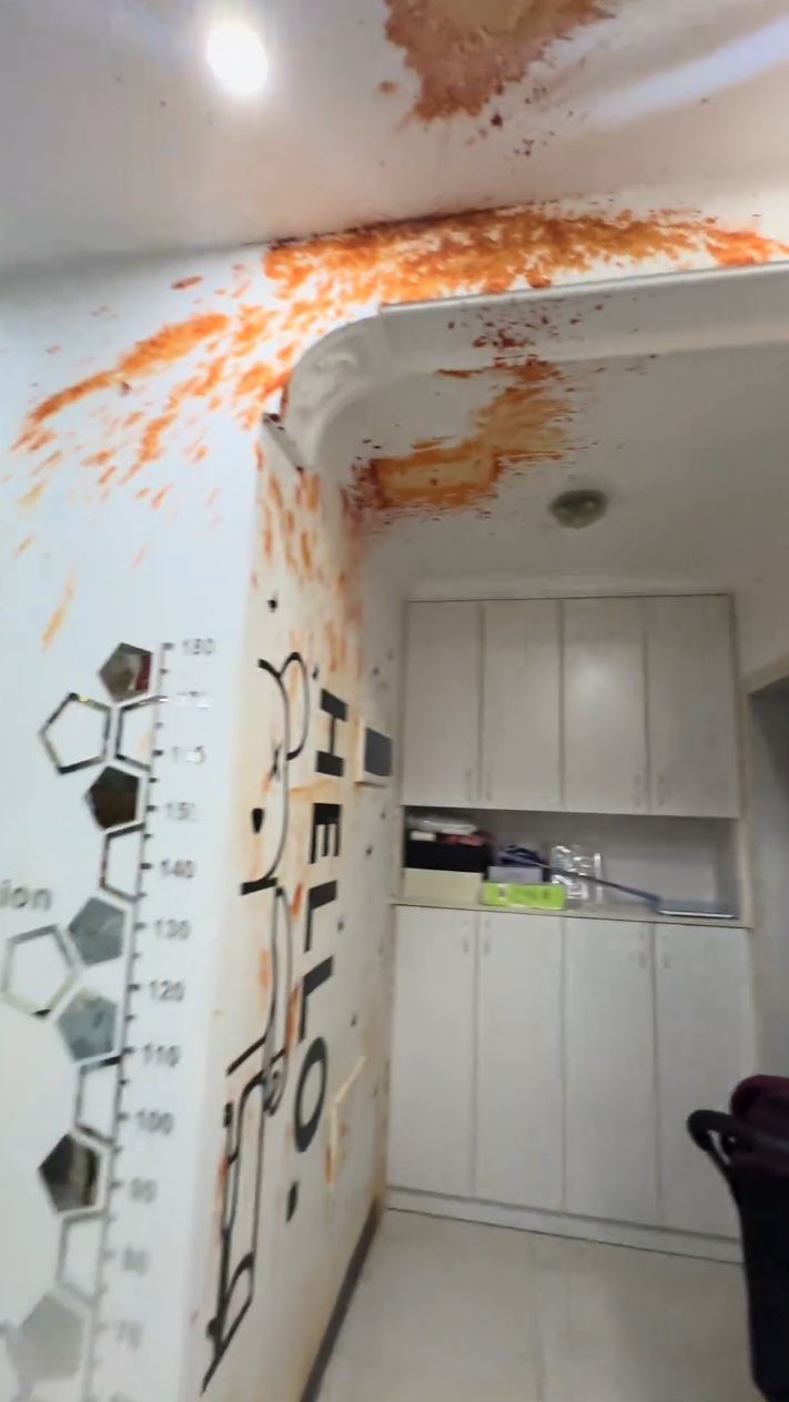 贵州有民众DIY糟辣椒却发生自爆，将全屋变“凶案现场”。抖音