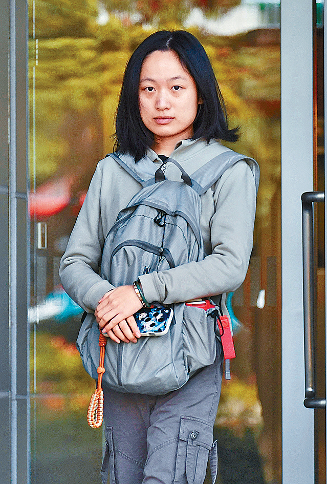 涉案女學生黃鑫怡求情指考過4次英語測試仍未達標，抵達柬埔寨試場後因身體不適才安排代考。