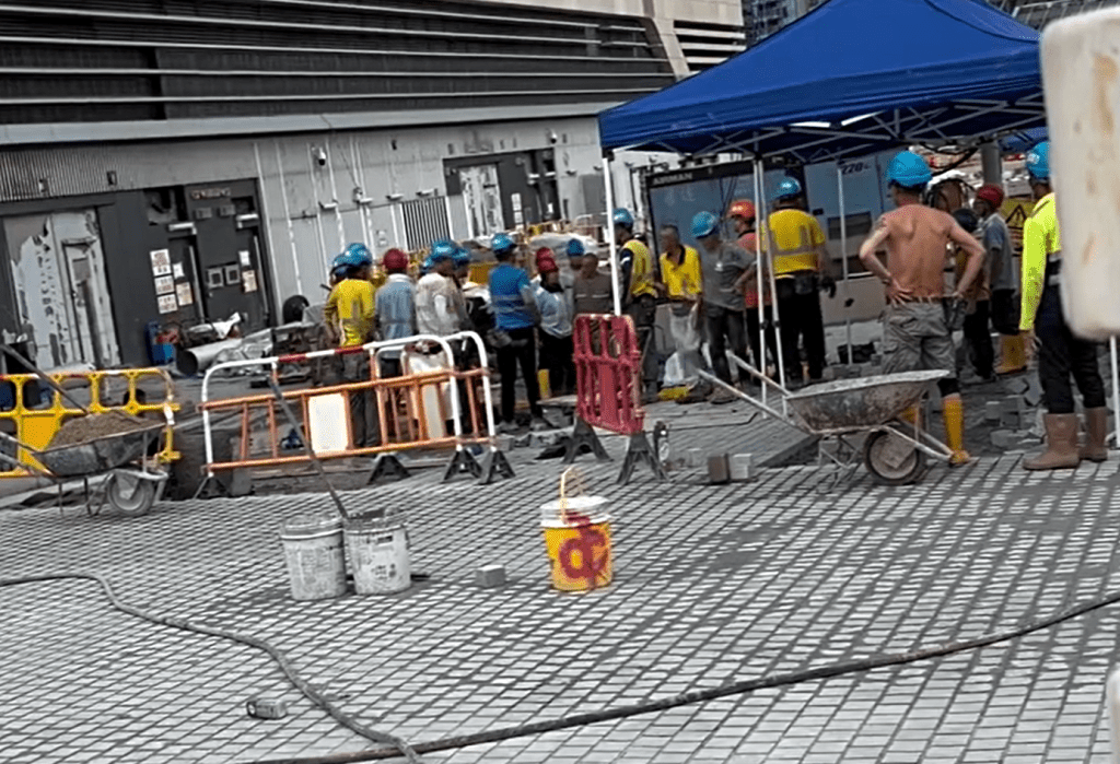 兩幫人馬垂頭喪氣停止打鬥。fb：香港人