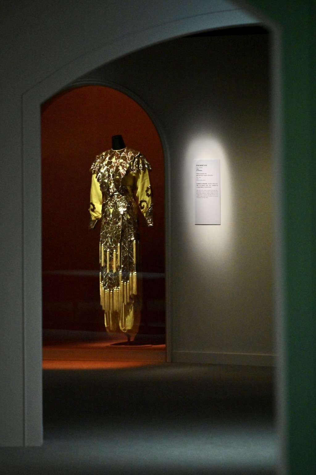 1940至60年代戏服黄地金银密片车装。（澳门博物馆藏品）政府新闻处