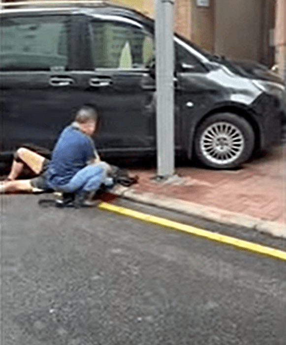 有途人被撞後倒地受傷。fb：突發馬路車cam大全
