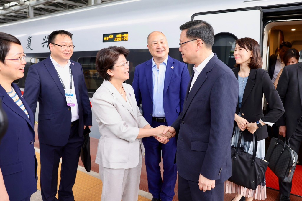 李家超率团乘高铁抵达宁波，获宁波官员迎接。李家超fb图片