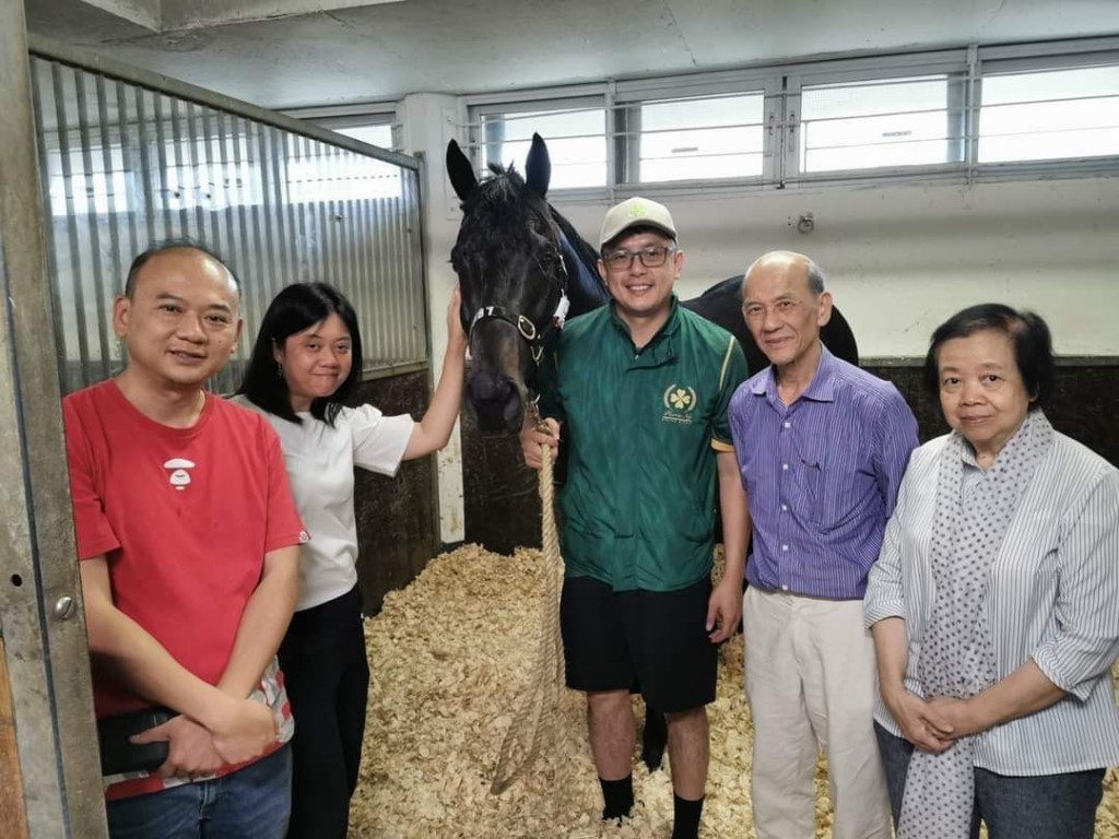 吳氏一家人和「辣得金」。