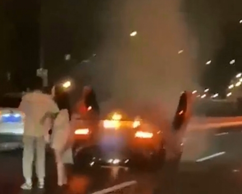 上海男子林寶堅尼座起火，但他只顧安慰女友，淡然看座駕焚毀。影片截圖