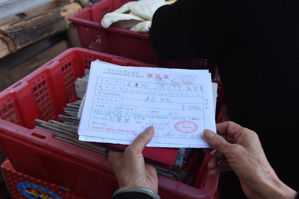 女職員取出上月23日的一張匯款單。梁國峰攝