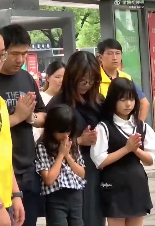 日本人家長帶著小朋友到案發現場哀悼胡友平。