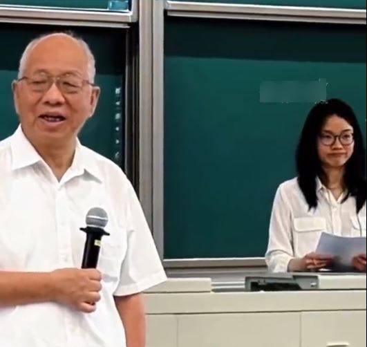 王虹在清華大學開講,丘成桐為其做開場白。北京日報 王虹在清華大學開講,丘成桐為其做開場白。北京日報