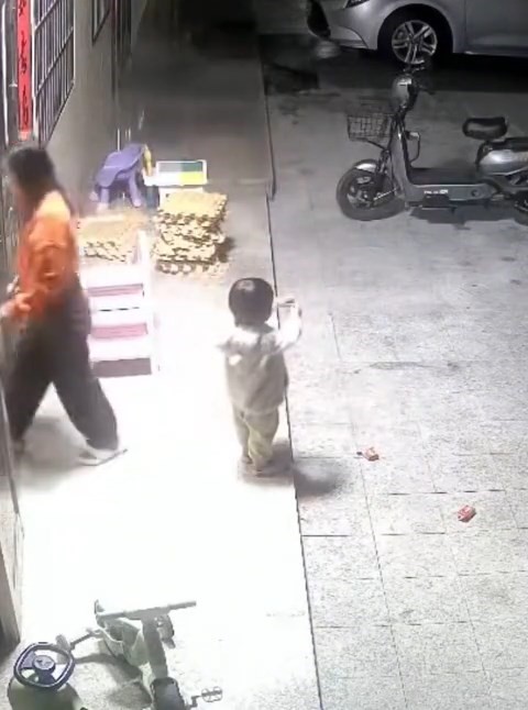 閉路電影拍下小孩將砂炮放入的情景。抖音@看齊新聞 閉路電影拍下小孩將砂炮放入的情景。抖音@看齊新聞