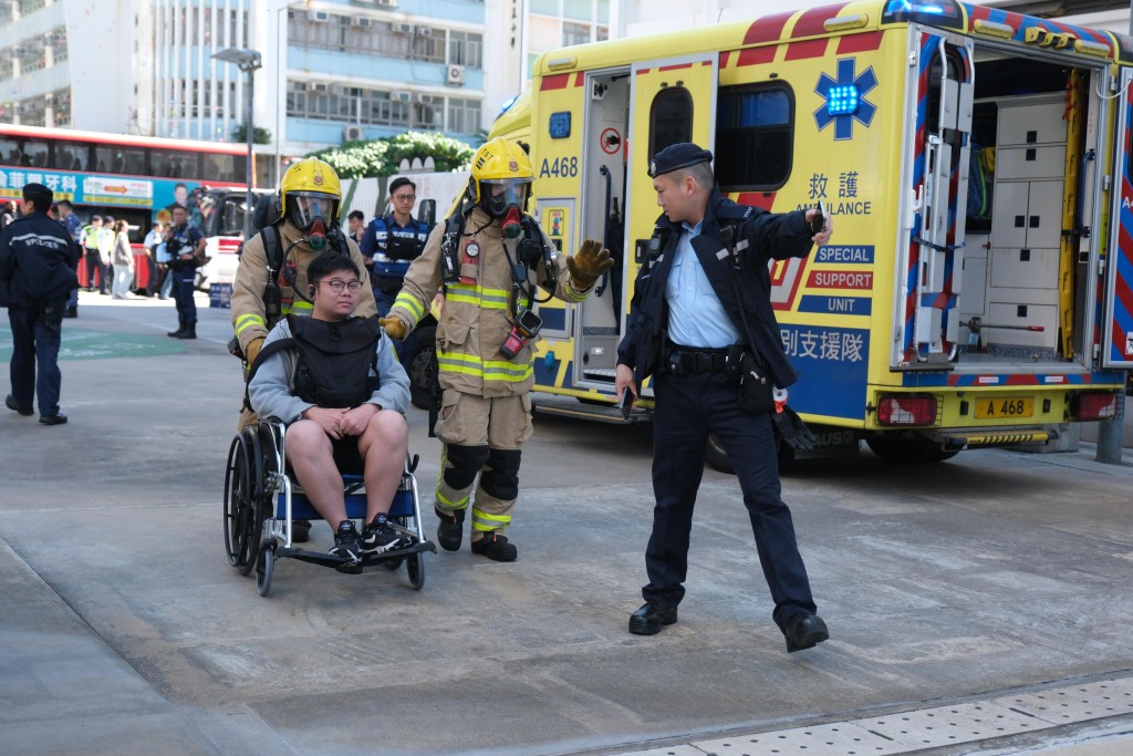 警方聯同西九文化區管理局、消防處及醫療輔助隊在西九文化區戲曲中心進行跨部門重大事故演習。警方提供