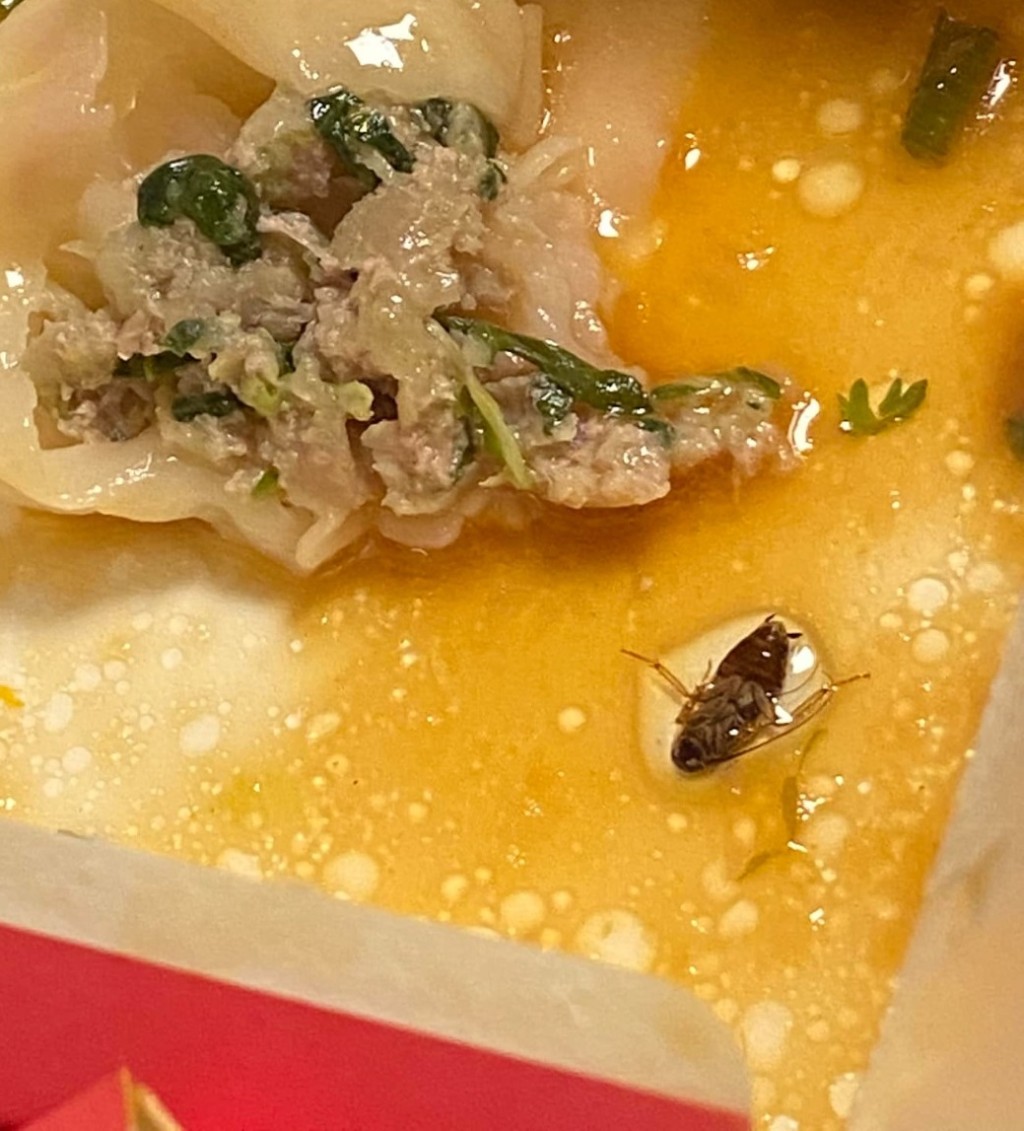 在臨近吃完的時候，發現一隻曱甴浮在飯盒的醬油中。將軍澳主場FB圖片
