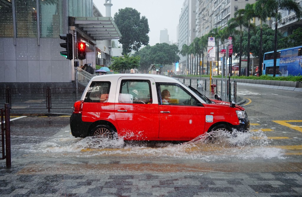 8月5日,黑雨影響下,多區水浸。 8月5日,黑雨影響下,多區水浸。