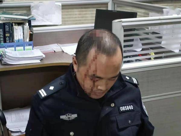 到場調查的警員被打傷頭部。(網上圖片)