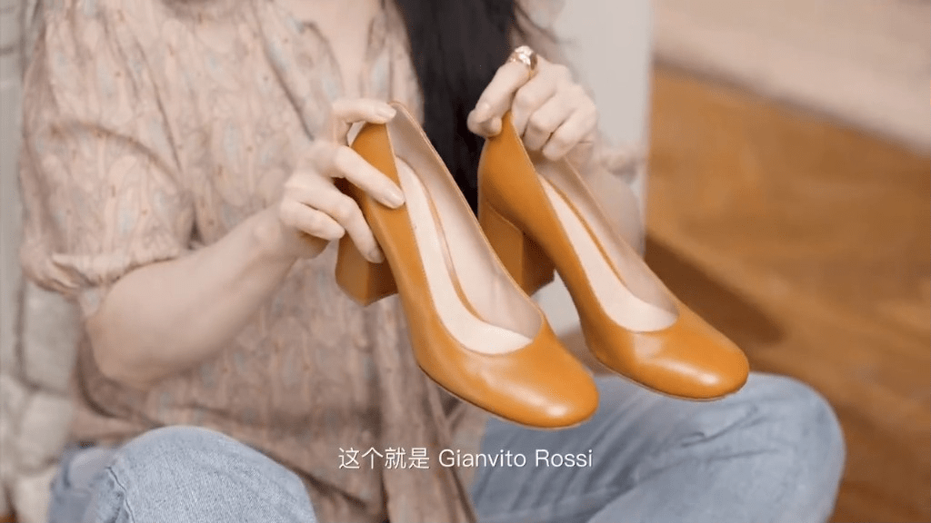 章小蕙对意大利品牌Gianvito Rossi的玛莉珍粗跟高踭鞋爱不释手。