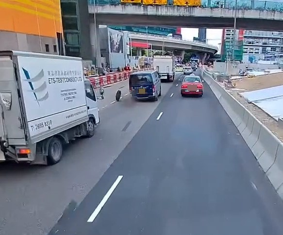 樓主昨日以「原諒我真係忍唔住笑」為題 在facebook群組「車cam L(香港群組)」 上載一段長約39秒的車Cam片。fb「車cam L(香港群組)」截圖 樓主昨日以「原諒我真係忍唔住笑」為題 在facebook群組「車cam L(香港群組)」 上載一段長約39秒的車Cam片。fb「車cam L(香港群組)」截圖