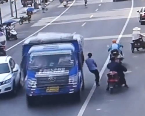 路人輕輕避開。網圖