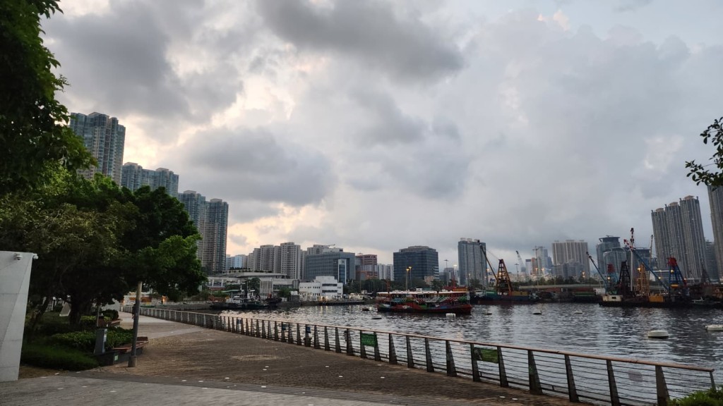 本港地區今日部分時間有陽光,有幾陣驟雨。黎志偉攝 本港地區今日部分時間有陽光,有幾陣驟雨。黎志偉攝